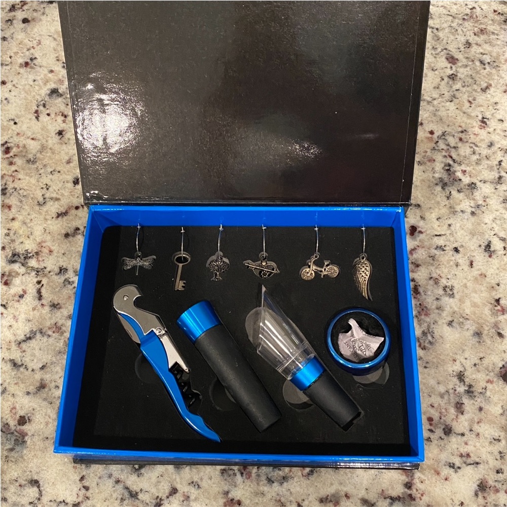NEW wine charm and pour set